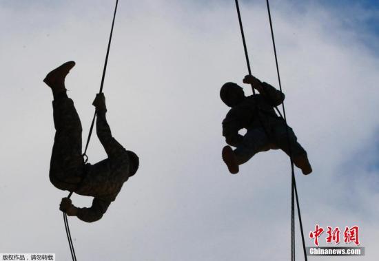 当地时间2014年9月18日，韩国京畿道东豆川，驻韩美军第2师团在美军营地举行空中强攻训练。