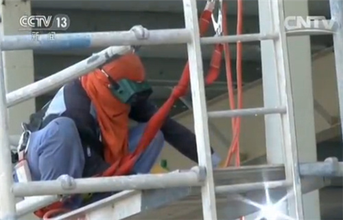 工人们正在加班加点建造牛棚