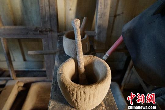 何世前收藏的“老物件”。　陈思 摄