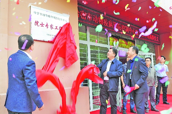 5月12日，哈密市动物疫病预防控制中心“院士专家工作站”揭牌，这是全疆首个畜牧兽医行业的院士工作站，也是河南援疆的又一重要成果。 该工作站是河南省农业科学院动物免疫学重点实验室张改平院士研究团队在哈密开展工作的一个平台，为当地畜牧兽医工作提供技术支持和业务指导（资料片）。