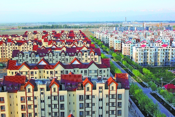 新疆生产建设兵团第五师八十九团楚星苑和荆楚苑居民小区外景。这些由湖北省荆州市对口援建的重点民生项目，成为八十九团城镇建设中一道亮丽的风景线（资料片）。