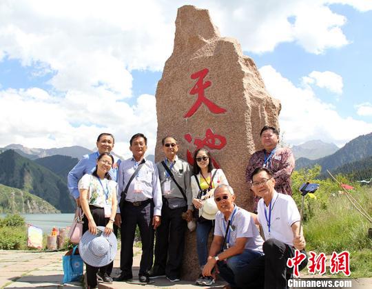 图为华教代表在天山天池留影。　张庆伟 摄