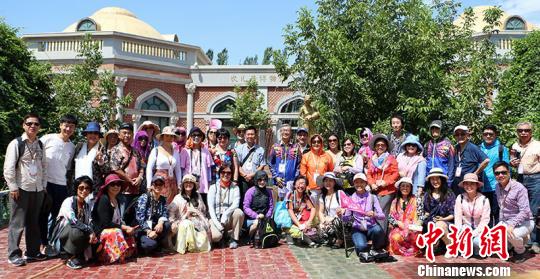 图为华教代表在坎儿井景区内合影留念?！」⒌さ?摄