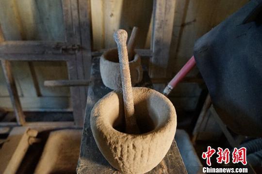 何世前收藏的“老物件”?！〕滤?摄