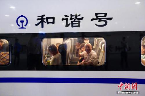 7月9日上午8时整，首趟宝兰高铁动车组列车从西安北站驶出，标志着宝兰高铁正式开通运营。 张远 摄