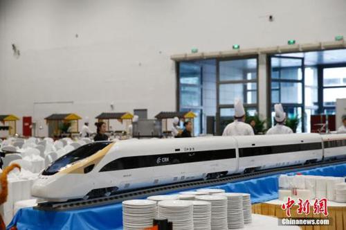 5月14日，“一带一路”国际合作高峰论坛新闻中心餐厅的高铁布景。<a target='_blank' href='http://www.chinanews.com/'>中新社</a>记者 杜洋 摄