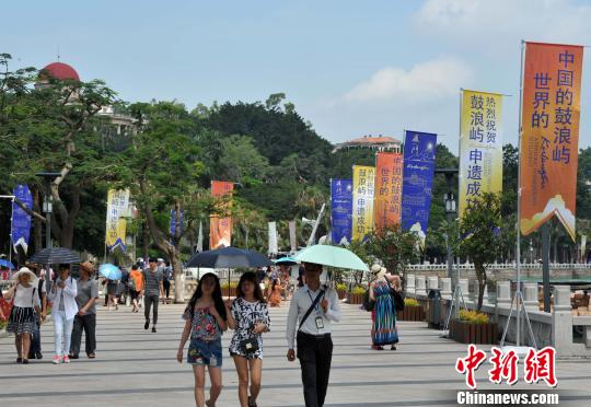 7月9日，鼓浪屿街头挂起了祝贺彩带，庆祝申遗成功?！≌疟?摄