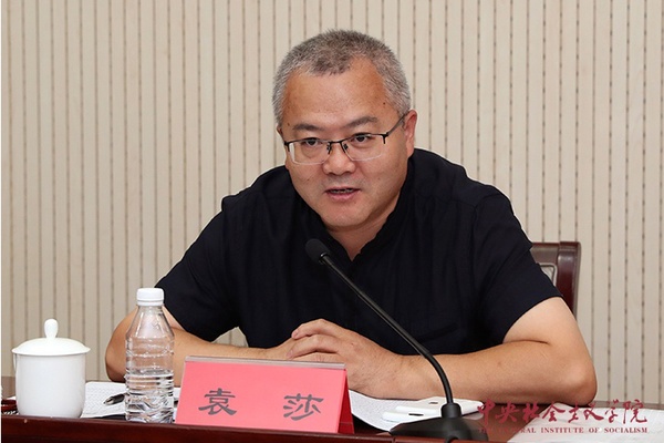 中央社院党组成员、副院长袁莎在开学典礼上讲话