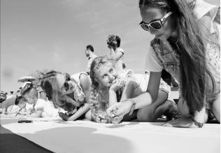 中国侨网中俄青少年涂鸦大赛。（吕永超 李雅文）