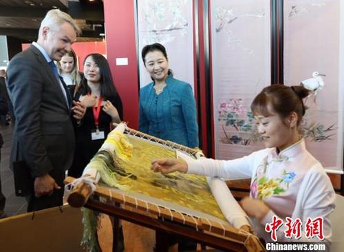 中国侨网绣女现场展示湘绣技艺引人围观?！×踅ü狻∩? style=