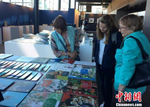 芬兰民众被湘书展柜上的童书吸引?！×踅ü?摄