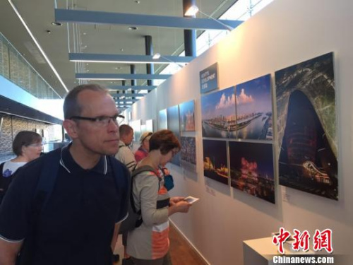 “锦绣潇湘”摄影展吸引民众驻足欣赏?！×踅ü?摄