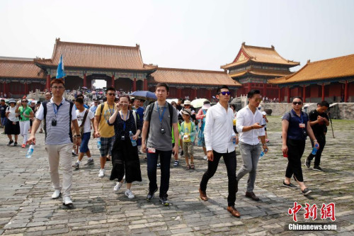 7月9日，华裔杰出青年代表游览北京故宫。当日，以“青春筑梦”为主题的第十一届世界华裔杰出青年华夏行（北京线）活动在北京启幕。 <a target='_blank' href='http://www.chinanews.com/'>中新社</a>记者 韩海丹 摄