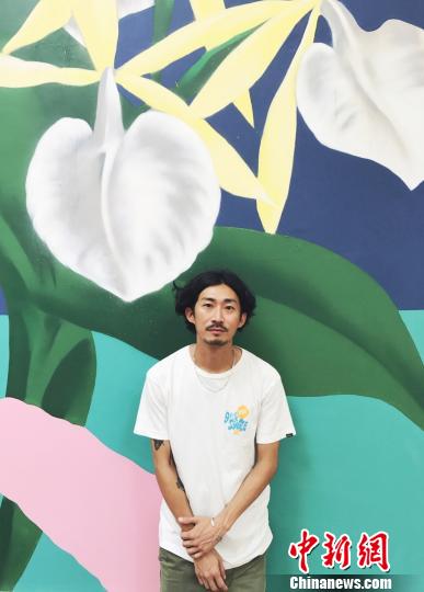 艺术家林子楠与他的作品?！≌碰?摄