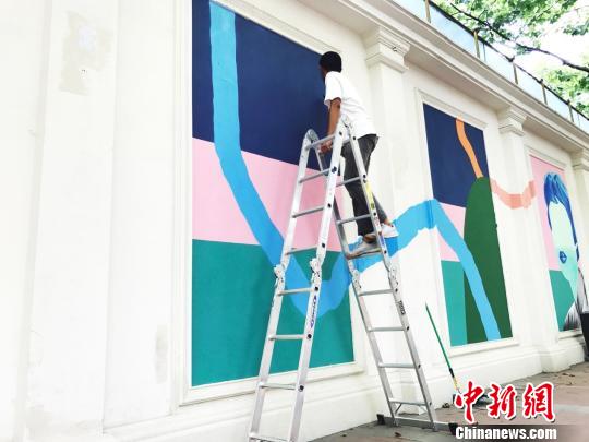 林子楠助手涛子在进行壁画最后的细节处理。　张霁平 摄