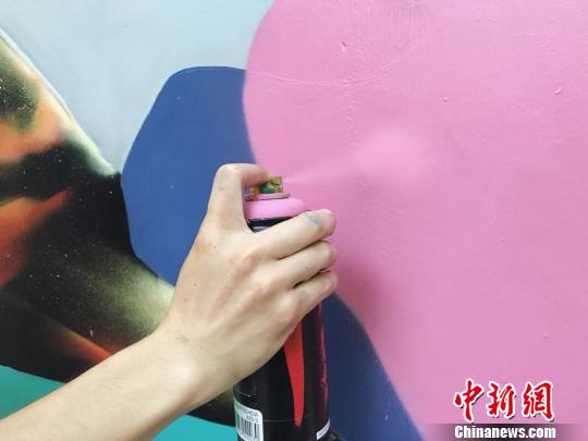 艺术家沾着颜料的手?！≌碰?摄