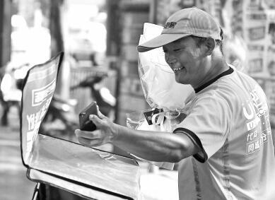 高温下，跑腿送外卖的小哥身上的衣服湿了又干、干了又湿