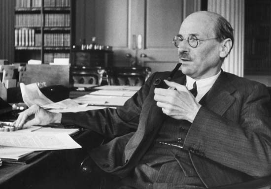 艾德礼1935-1955年20年担任工党党魁，二战后出任英国首相