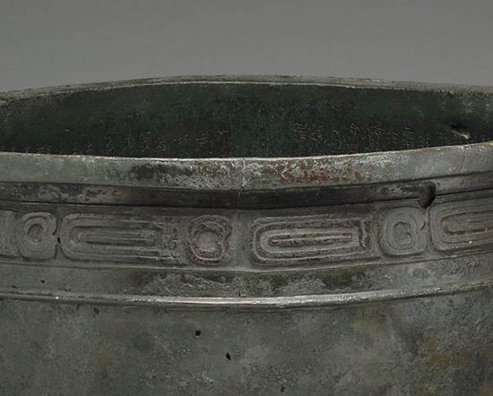 &nbsp;台北故宫镇馆之宝之一“毛公鼎”（局部），通过Open Data专区下载的图片可见鼎内铭文。