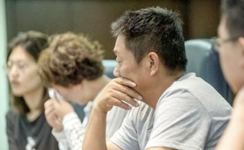 章莹颖父亲等家人盼早点带她回家。来源：美联社。 