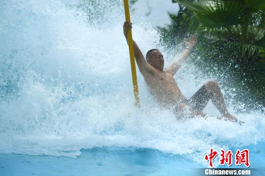 图为一市民正在冲水享受清凉。　陈超 摄