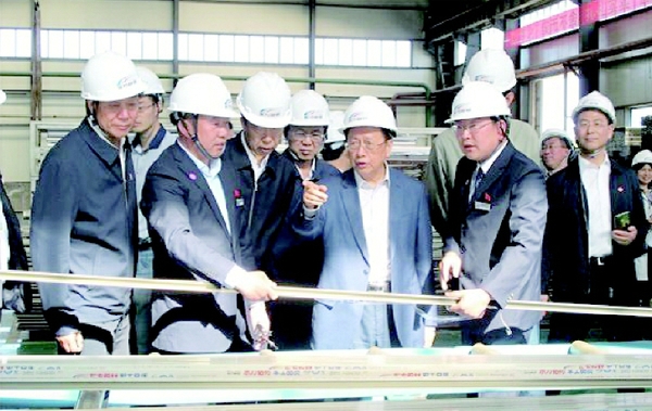 民建中央调研组实地考察甘肃省酒泉市太阳能风能资源分布、利用方式与产品研制情况。