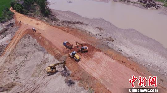 坝塘镇政府组织，村民自发参与修复被损毁的沩江下游河堤?！⊙罨?摄