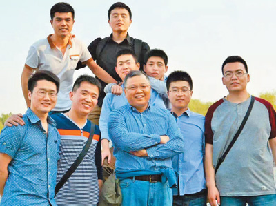 图为黄大年(前排中)和学生在一起。资料照片(人民视觉)