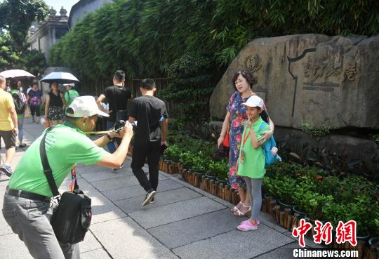 图为寻根团成员参观福州三坊七巷?！÷烂?摄