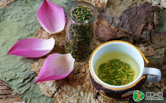 夏季心情烦闷 喝杯莲子心茶