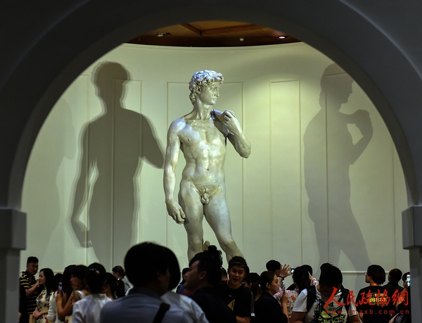 鸟巢米开朗基罗国际艺术展吸引众多观众观展