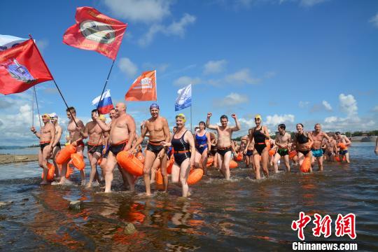 俄罗斯游泳健儿成功横渡中俄界江黑龙江 蔡存升 摄