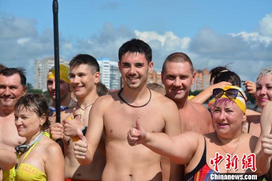 俄罗斯游泳健儿成功横渡中俄界江黑龙江 蔡存升 摄