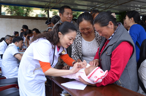 “三下乡”活动现场，川大华西医院儿科教授罗蓉正在接诊。