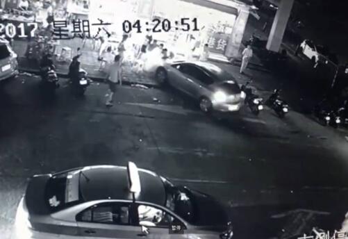 男子开车撞夜宵摊2