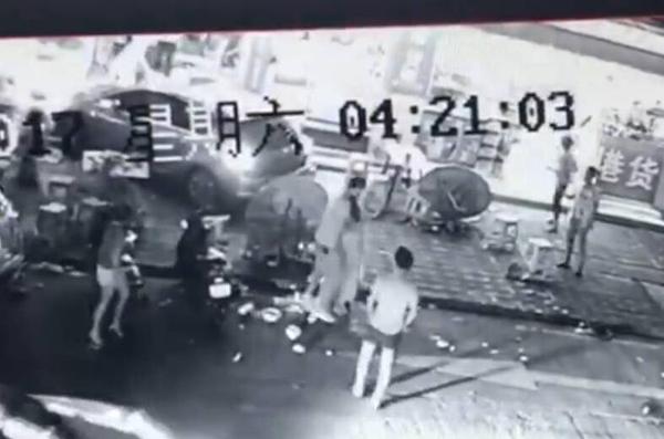 男子开车撞夜宵摊3