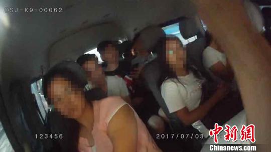 图为查处现场面包车内严重超员?！⊙罹?摄