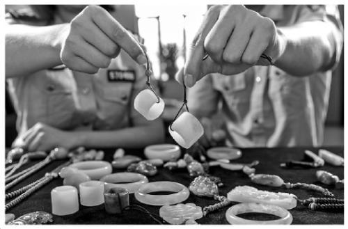 　　图为海关关员展示截获的玉石制品。赵立阳 摄