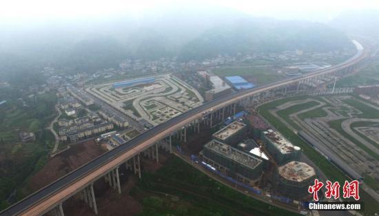 资料图：雅康高速公路。 刘忠俊 摄