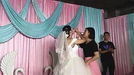 新郎紧急回部队婚期不变 堂妹替兄来拜堂