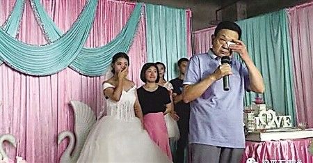 新郎紧急回部队婚期不变 堂妹替兄来拜堂