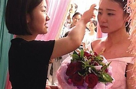 新郎紧急回部队婚期不变 堂妹替兄来拜堂