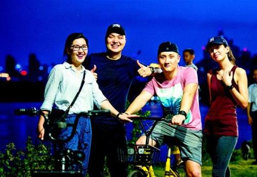 图为东湖绿道合影。左起，老二陈琳、老大陈强、老三陈刚、陈强的女友詹宁。