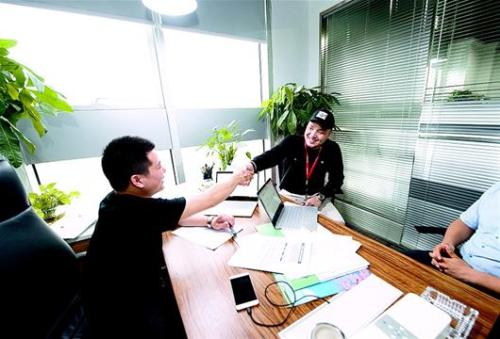 图为武汉大学珞珈创谷孵化器的工作人员给了陈强极大支持。