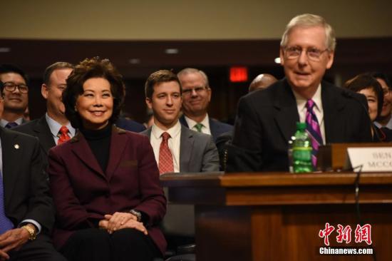 资料图：美国参议院多数党领袖麦康奈尔（右）。<a target='_blank' href='http://www.chinanews.com/'>中新社</a>记者 刁海洋 摄