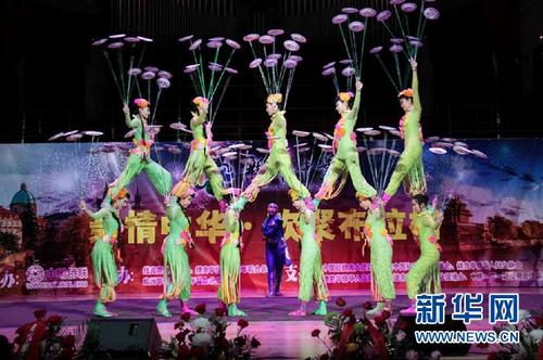 中国侨网杂技转碟 新华社记者王义摄