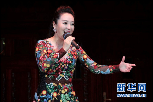 青年歌手周旋 新华社记者王义摄