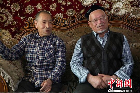 范新民和阿巴别克热·吾斯满合影?！∮诮?摄