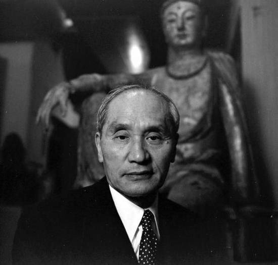 卢芹斋。他在巴黎建造了著名的“巴黎红楼”，并在一段时间内，每天免费在红楼内资助中国留学生一顿午餐。他总结自己的一生充满了矛盾，承认自己使不少国宝流失海外，又为这些国宝避免了战乱得到了保护而感到庆幸。