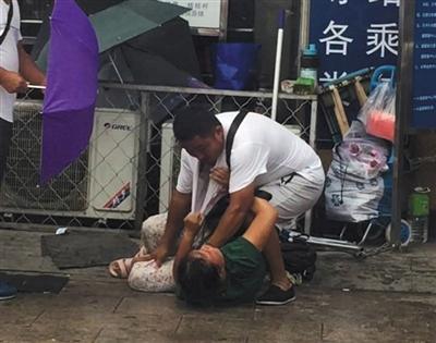 黄牛盘踞北京站:地铁票3元卖5元 乘客图快购买 